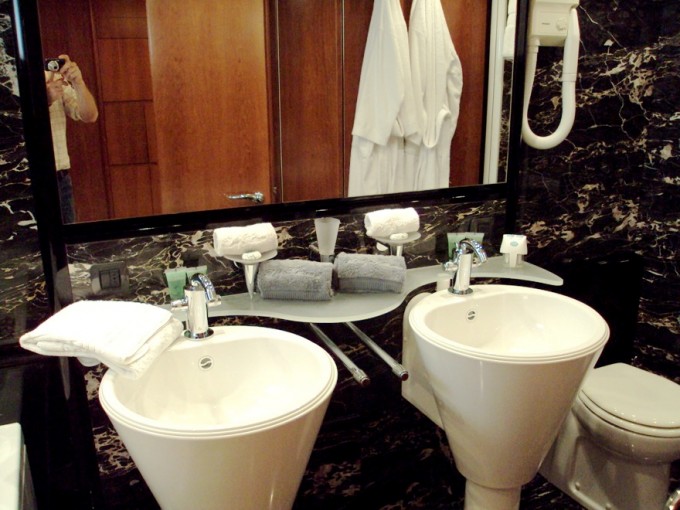 LADY KATANA -  Bathroom